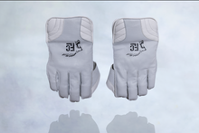 Load image into Gallery viewer, Platinum Edition Wicket Keeping Gloves
